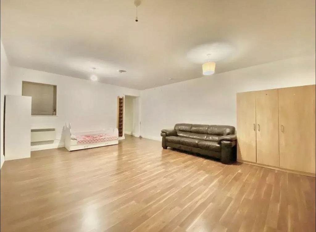 7 Lower Road, SM1 4QJ Studio £1,000 pcm (£231 pw)