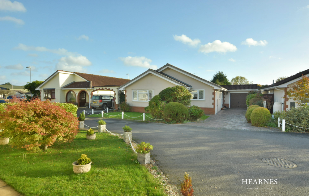 Martindale Avenue, Colehill, Dorset, BH21 2LE 3 bed detached bungalow