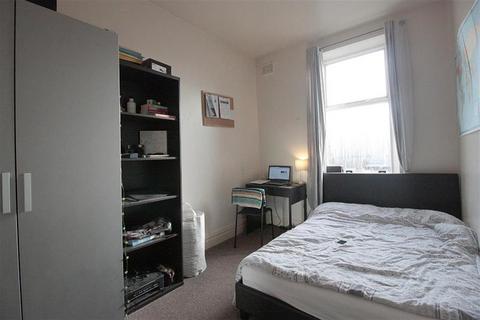 3 bedroom apartment to rent, Helmsley Road, Newcastle Upon Tyne