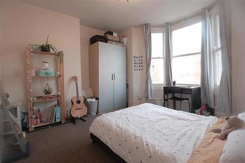 3 bedroom apartment to rent, Helmsley Road, Newcastle Upon Tyne