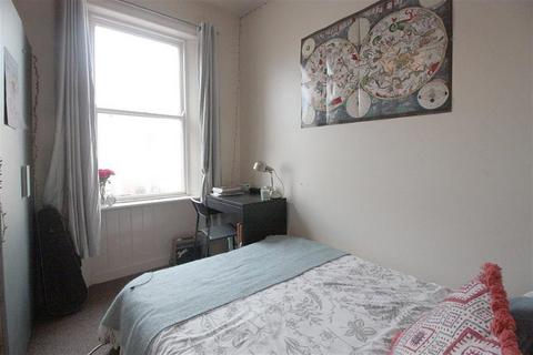 3 bedroom apartment to rent, Helmsley Road, Newcastle Upon Tyne