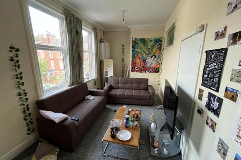 6 bedroom terraced house to rent, Regent Park Avenue, Hyde Park LS6