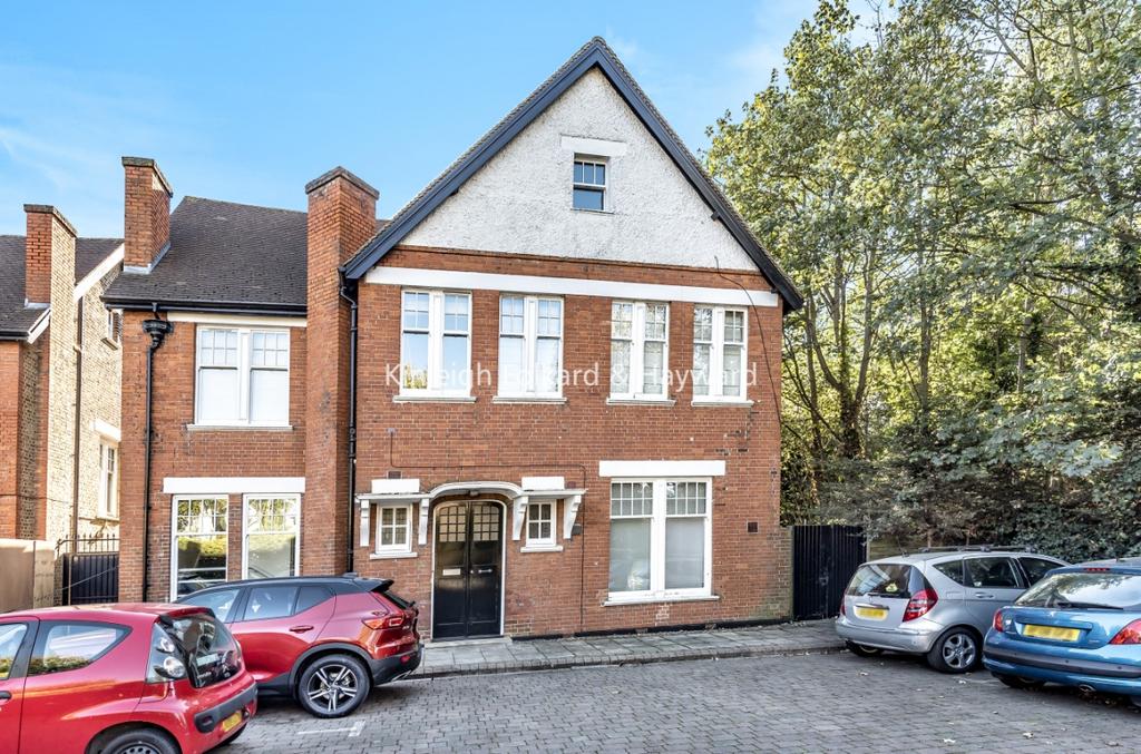 Hervey Road Blackheath SE3 3 bed apartment to rent £2,700 pcm (£623 pw)