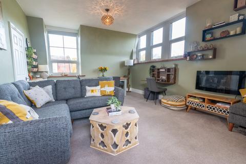 2 bedroom flat for sale, Lady Park Avenue, Bingley, West Yorkshire, BD16