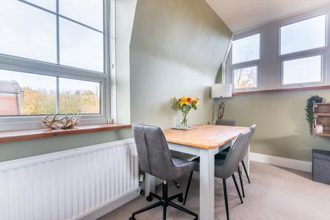 2 bedroom flat for sale, Lady Park Avenue, Bingley, West Yorkshire, BD16