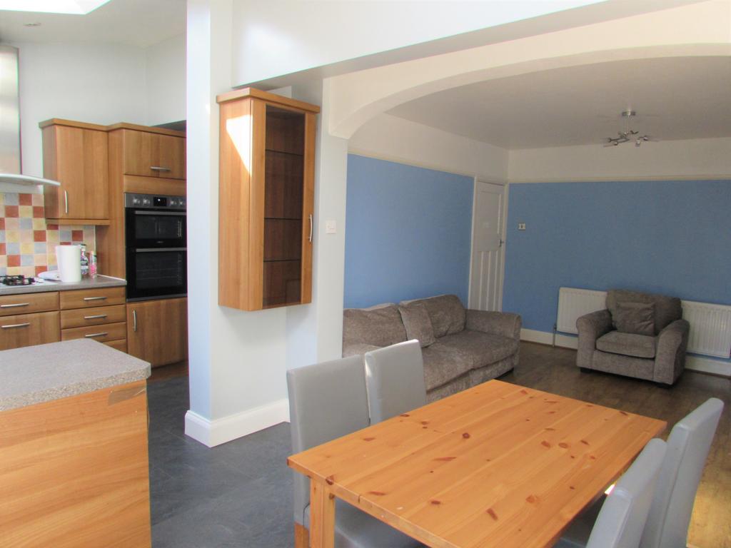 Walton Road, Harrow, Middlesex HA1 4 bed semidetached house £2,400