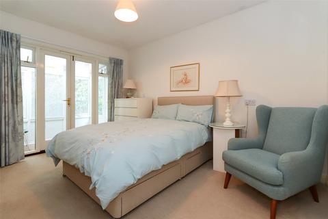 2 bedroom bungalow for sale - Finch Green, Cedars Village, Chorleywood, Hertfordshire, WD3