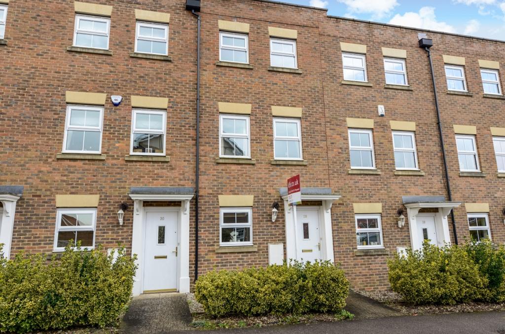 Gardenia Road Bickley BR1 3 bed house to rent £2,350 pcm (£542 pw)