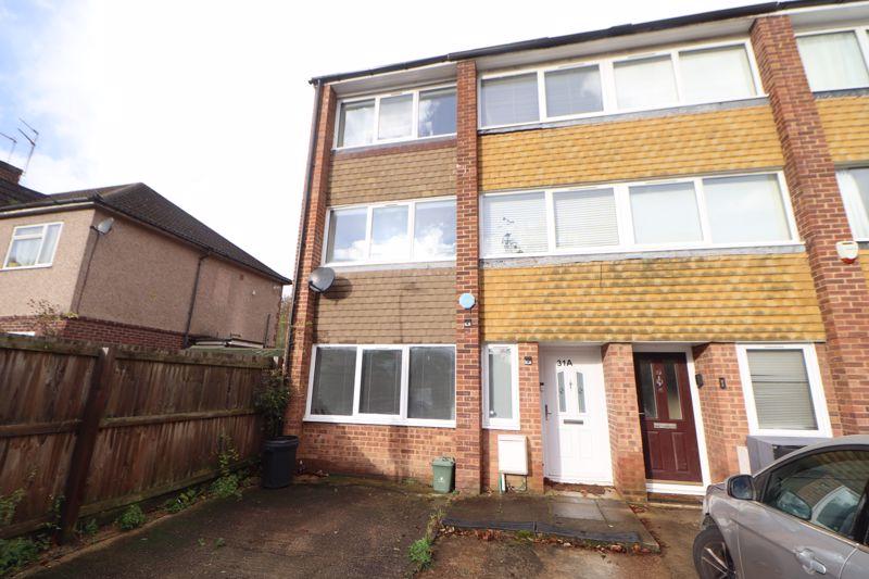 Willow Tree Close, Uxbridge, UB10 2 bed townhouse to rent £1,800 pcm