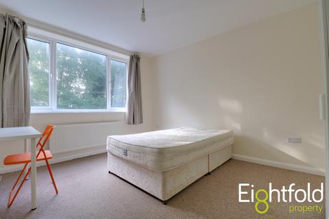 2 bedroom flat to rent, Crespin Way, Brighton