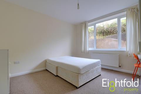 2 bedroom flat to rent, Crespin Way, Brighton