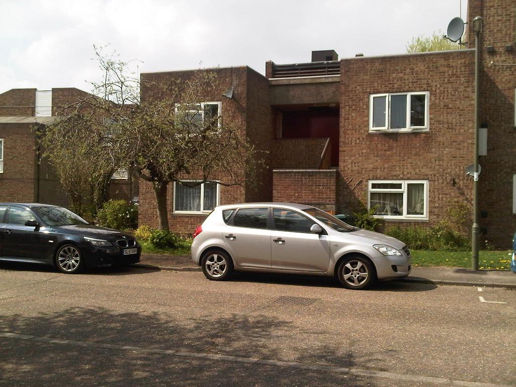 Whitley Close, Stanwell TW19 1 bed apartment to rent £1,175 pcm (£271 pw)