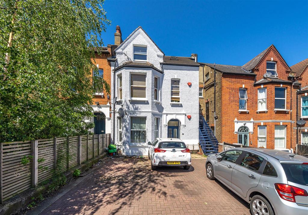 Knights Hill, West Norwood, SE27 2 bed flat to rent £1,350 pcm (£312 pw)
