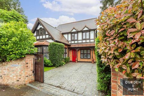 5 bedroom detached house to rent, High Road, Loughton, IG10