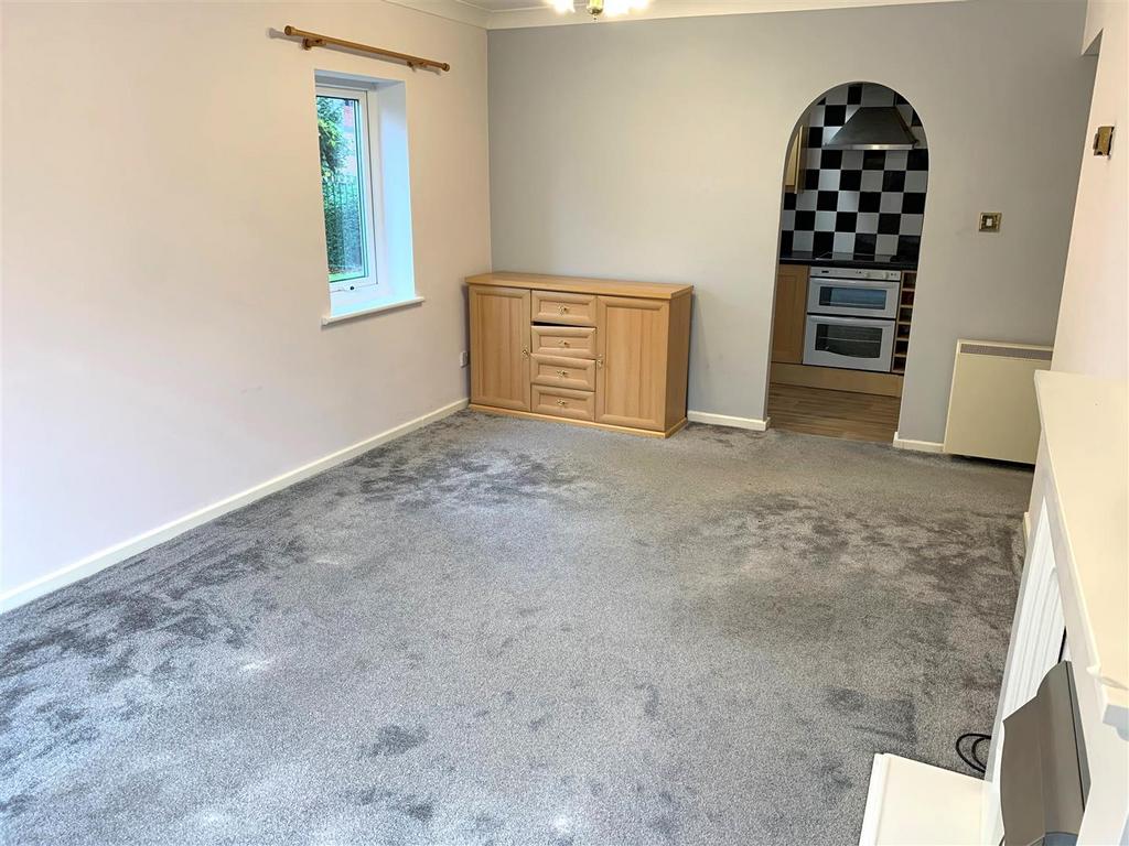 Harcourt Close, Urmston, Manchester, M41 2 bed apartment £875 pcm (£