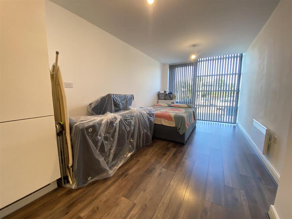 Landmark Waterfront West, Brierley Hill 1 bed flat £700 pcm (£162 pw)