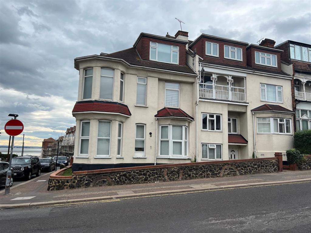 Station Road, WestcliffOnSea 3 bed apartment to rent £1,425 pcm (£329 pw)