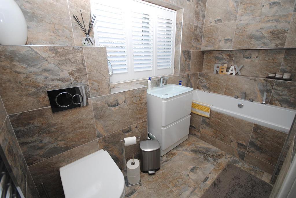 4pondfieldscrestbathroom.JPG