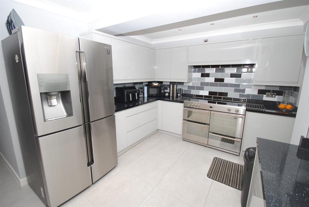 4pondfieldscrestkitchen2.JPG