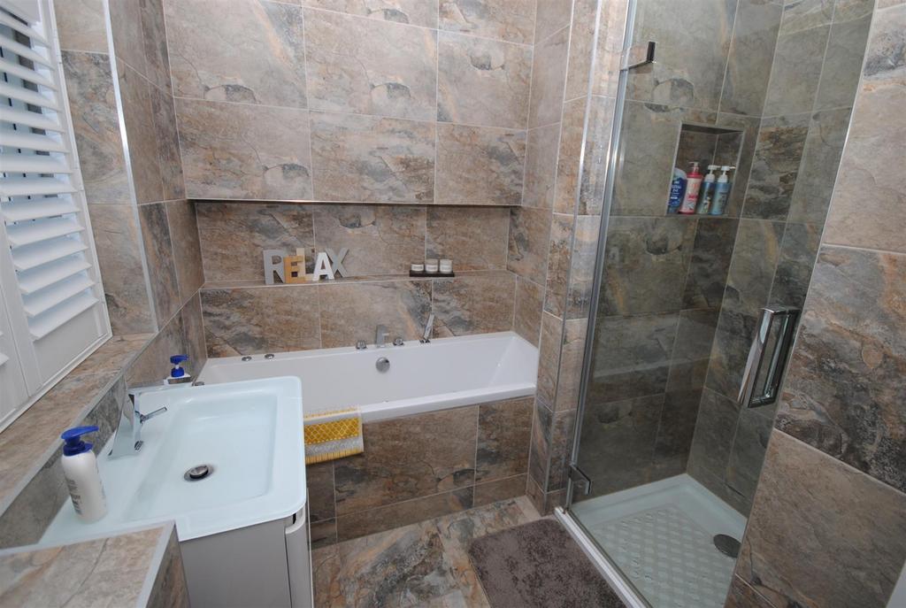 4pondfieldscrestbathroom2.JPG