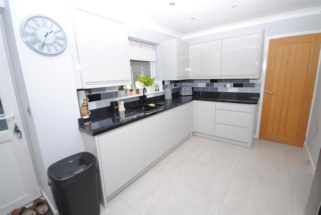 4pondfieldscrestkitchen3.JPG