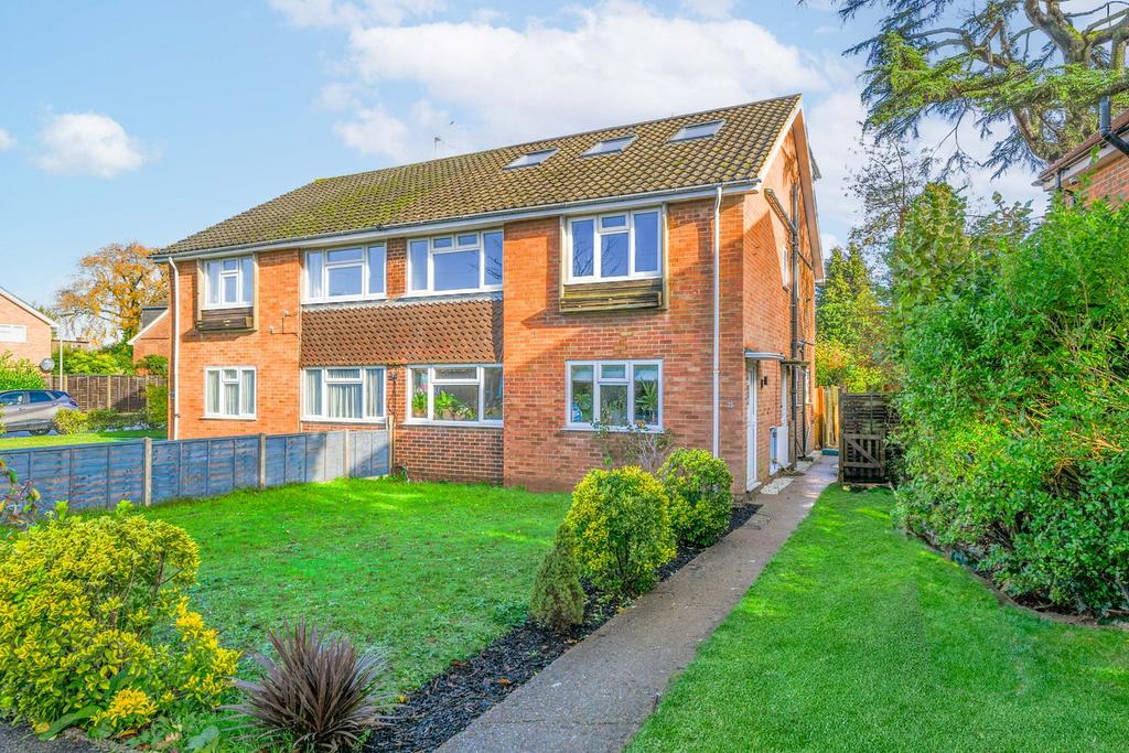 Rydens Avenue, WaltononThames, KT12 1 bed apartment for sale £239,950