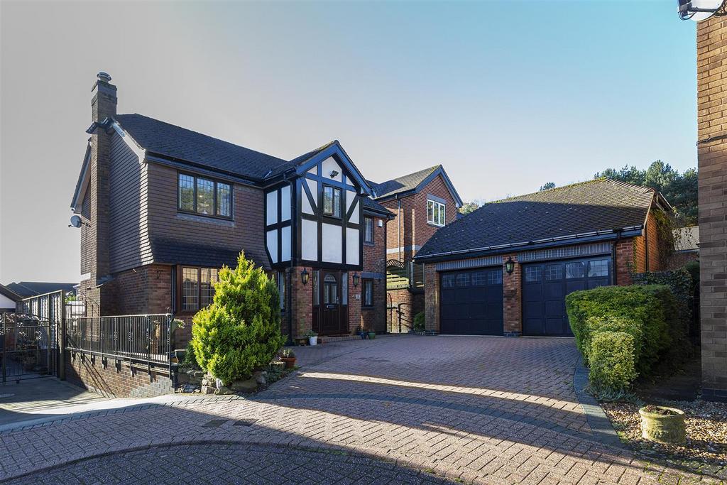 Fulneck Close, Fixby, Huddersfield 4 bed detached house for sale £475,000