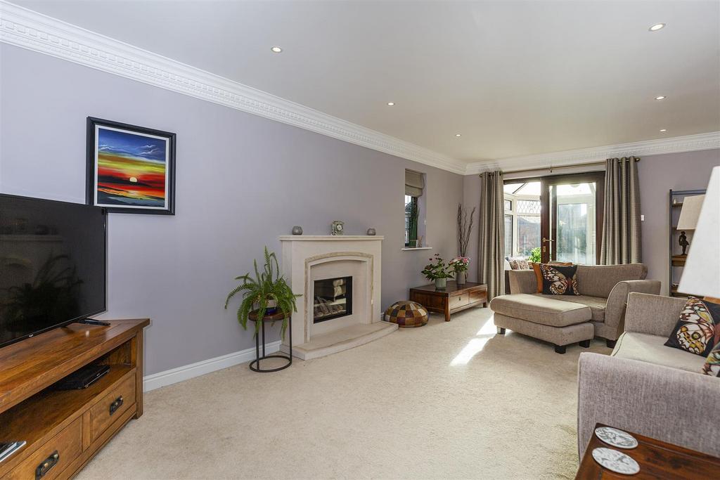 Fulneck Close, Fixby, Huddersfield 4 bed detached house for sale £475,000