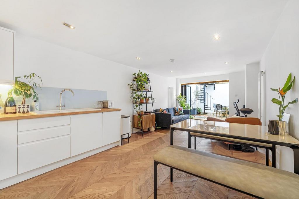 Hayter Road, SW2 1 bed flat £490,000
