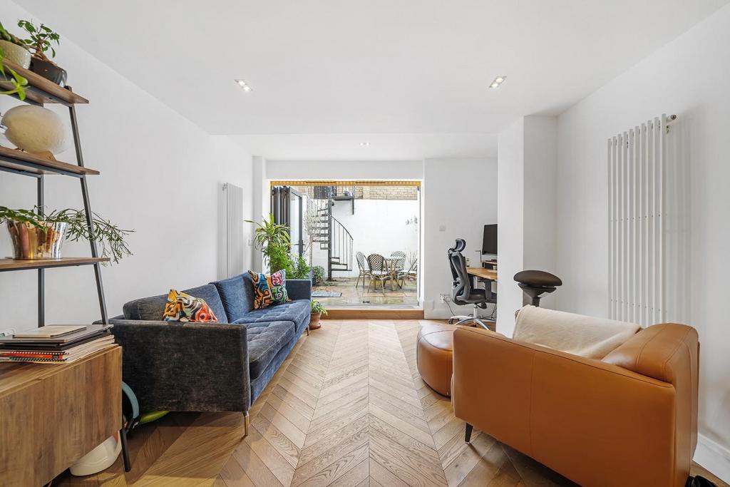 Hayter Road, SW2 1 bed flat £490,000