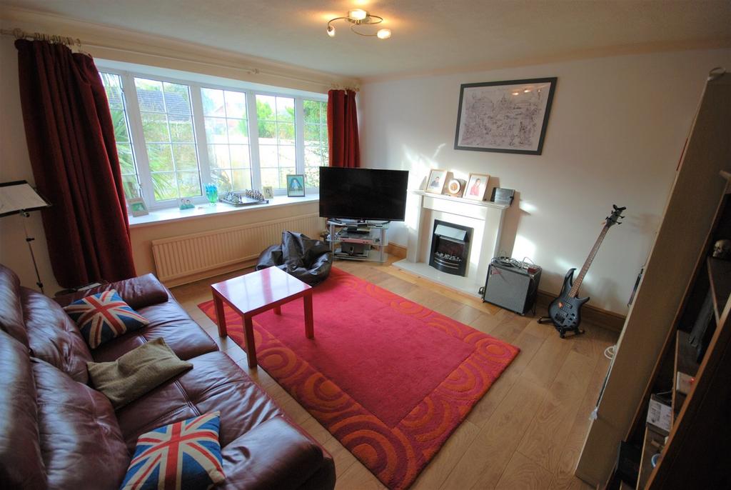 Gainsborough Crescent, Hillmorton, Rugby, CV21 3 bed detached house to