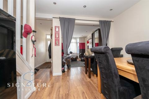 3 bedroom terraced house for sale - Queens Avenue, Watford