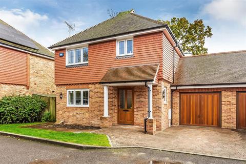 3 bedroom link detached house for sale - Churchill Gardens, Oxted