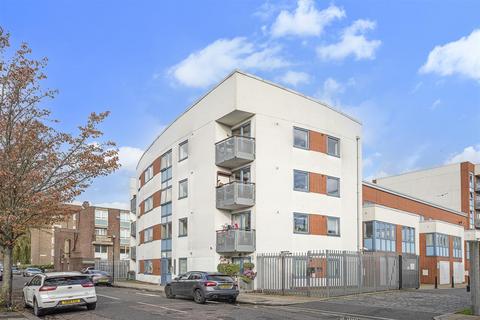 3 bedroom flat for sale, Colnmore Court, Meath Crescent, London