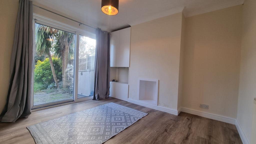 Rosemary Road, Kidderminster... 3 bed semidetached house £895 pcm (£