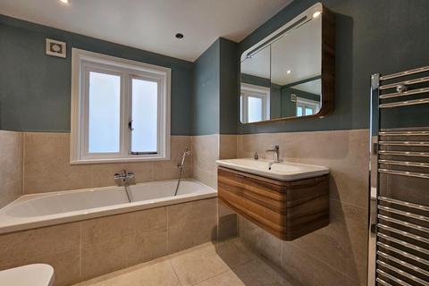 5 bedroom detached house to rent, Lisson Grove, Hale