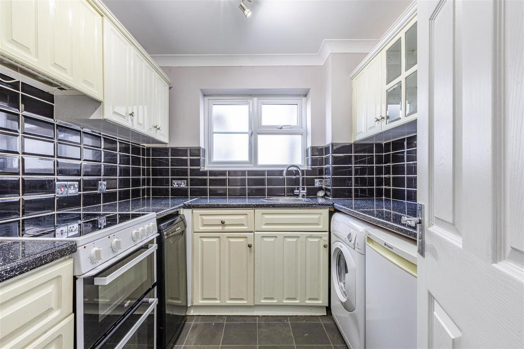 57b High Street, Addlestone, KT15 1 UA - 2.jpg