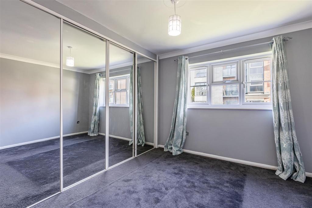 57b High Street, Addlestone, KT15 1 UA - 5.jpg