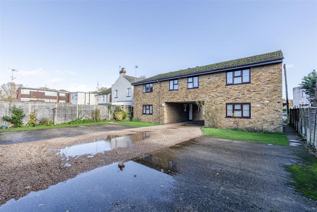 57b High Street, Addlestone, KT15 1 UA - 7.jpg