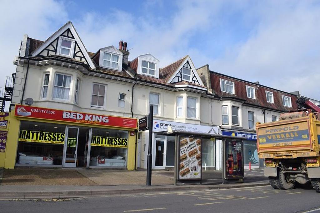 Carlton Terrace, Portslade BN41 1XF 1 bed flat £900 pcm (£208 pw)