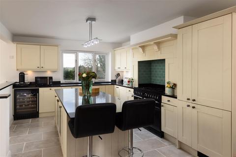 5 bedroom detached house for sale, Castle Hill View, Leeds LS17