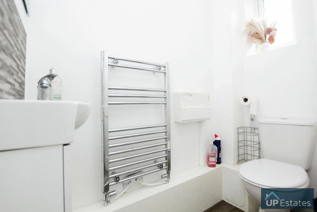 Lucerne Close, Coventry 4 bed semidetached house £1,300 pcm (£300 pw)