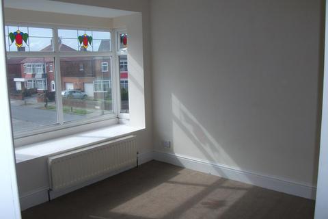 3 bedroom terraced house to rent, Oak Road, Redcar