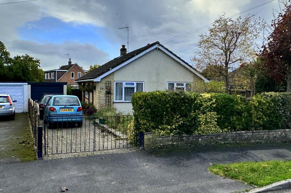 Meadow Way, Verwood, BH31 6EP 3 bed detached bungalow for sale £350,000