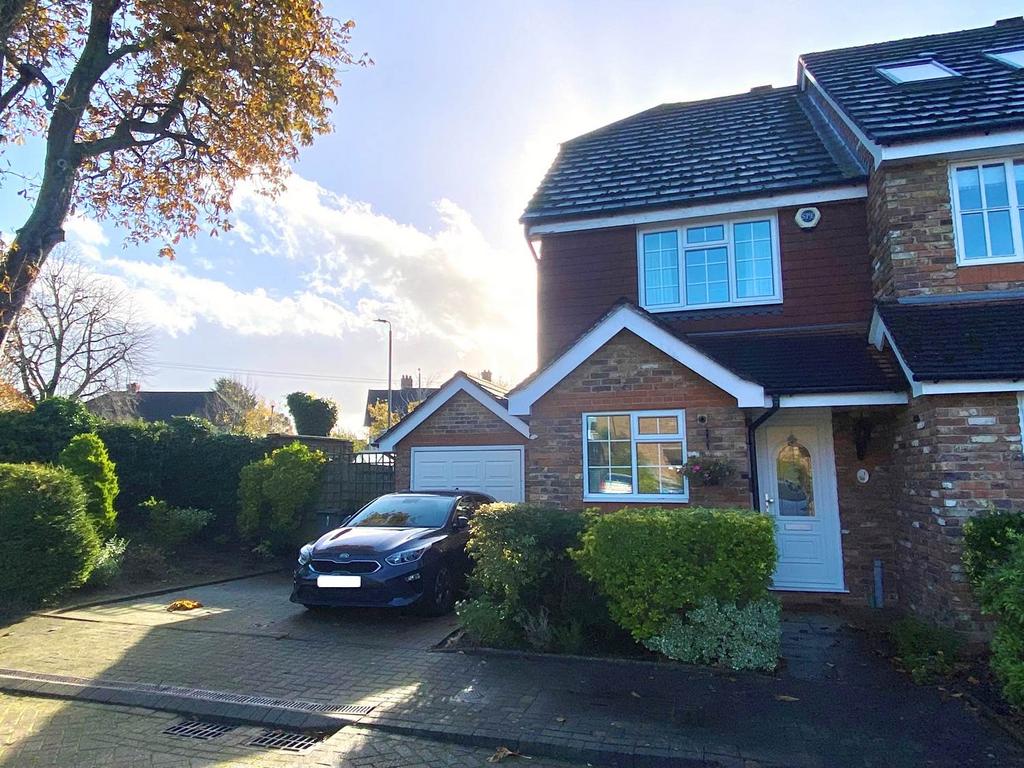 Moorcroft Gardens, Bromley, BR2 2 bed end of terrace house for sale £475,000