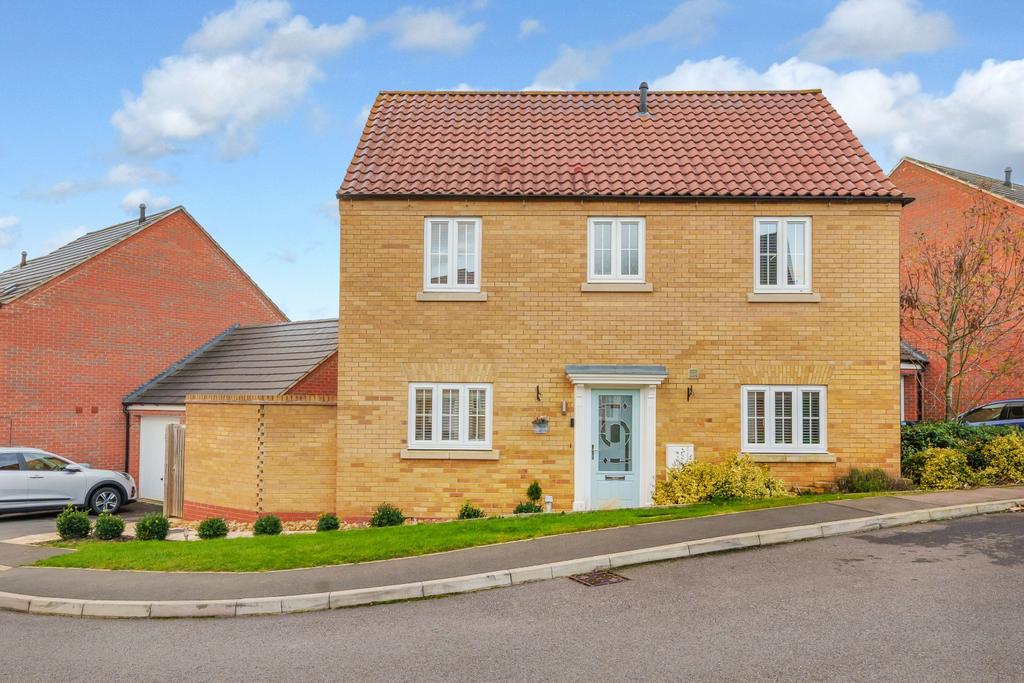 Virginia Crescent, Kettering NN15 3 bed detached house for sale £300,000