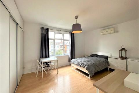 Studio to rent, Welldon Crescent, Harrow, HA1