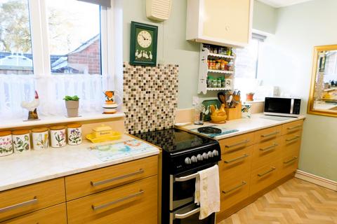 2 bedroom bungalow for sale - Birch Avenue, Swadlincote, DE11