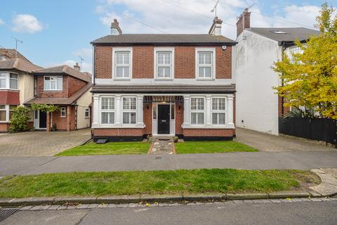 4 bedroom detached house for sale, Fernleigh Drive, Leigh-on-sea, SS9