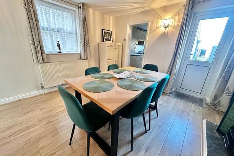 2 bedroom end of terrace house for sale - Station Road, Rainham,